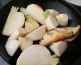 豚小間だんごと蕪のシンプル塩炒め作り方3写真