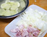 ベーコン入りじゃが芋と玉葱の味噌汁作り方1写真