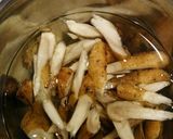 トマトとブロッコリーの鶏モモ肉のスープ作り方1写真