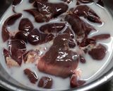 牛乳de臭み抜き！鶏レバーの醤油麹甘辛煮作り方1写真