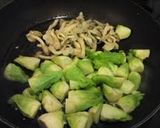 蕾菜と塩麹茸のにんにく炒め作り方3写真
