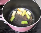 かぼちゃと長葱だけの絶品お味噌汁♡作り方1写真