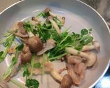 スピードおかず…豚バラと豆苗の炒め物作り方3写真