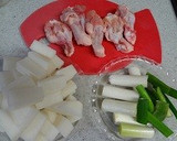 鶏手羽元肉と大根とねぎの煮物作り方1写真
