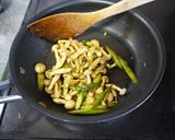 ブナピーとアスパラのカレー炒め♪作り方5写真