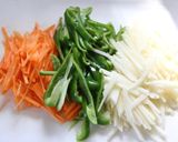 牛肉とピーじゃがにんじん塩麹炒め作り方1写真