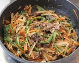 牛肉とピーじゃがにんじん塩麹炒め作り方4写真