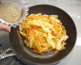 生姜風味☆人参とセロリの胡麻味噌炒め作り方5写真
