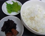 生ゆかりと梅干しのおにぎり作り方1写真
