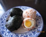 焼きサケごはんとゆで卵の爆弾おにぎり作り方5写真