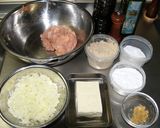 鶏豆腐入りハンバーグ★玉葱＋生姜＋調味料作り方1写真