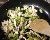 【豚バラ】セロリと豚肉とキノコの炒め物作り方2写真