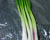 鶏もも肉と分葱(わけぎ)のお味噌汁作り方1写真