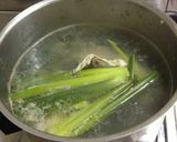 材料入れて煮込むだけ☆鶏ガラスープ作り方1写真