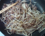 牛こま肉ともやしのオイスターソース炒め作り方2写真