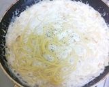 フライパンひとつで！塩鮭のクリームパスタ作り方4写真