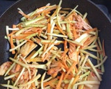 大根の皮で☆簡単おつまみ一品♡キムチ炒め作り方1写真