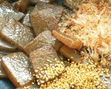 重さで味付け★鰹節入り【コンニャク煮】作り方5写真