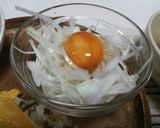 新玉ねぎと漬け卵黄のサラダ作り方3写真