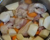 子供も喜ぶ　里いもと鶏肉のカレー醤油煮作り方1写真