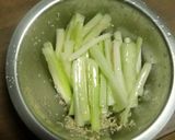 ボウルをゆすって味付ける、セロリのナムル作り方4写真