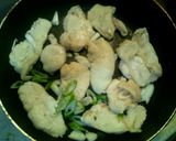 驚きの柔らかさ！鶏ムネ肉で親子チキン作り方5写真