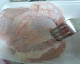 塩麹ヨーグルトの鶏胸肉♪アボカドソースと作り方1写真
