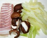 セロリとベーコンの炒め物作り方1写真
