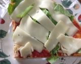市販のピザをアレンジ！セロリの葉ピザ☆作り方1写真