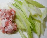 セロリと豚バラ肉の味噌炒め作り方1写真