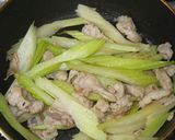 セロリと豚バラ肉の味噌炒め作り方3写真