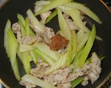 セロリと豚バラ肉の味噌炒め作り方4写真