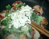 塩麹＊ムネ肉のクリーミィ（みそマヨ）炒め作り方3写真
