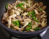 甘麹と醤油で、簡単ぶたしめじ炒め作り方2写真
