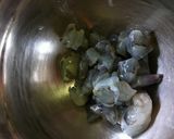 エビとそら豆のトマトソース（アラビアータ作り方3写真