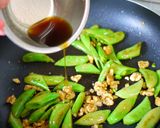 スナップエンドウと胡桃のバター醤油炒め作り方4写真