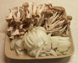 シンプルに！キノコと新玉ねぎの醤油炒め作り方1写真