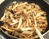 シンプルに！キノコと新玉ねぎの醤油炒め作り方3写真