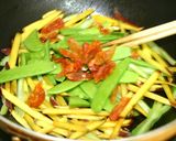 さつま芋・絹さや・セロリの山葵炒め♪作り方5写真