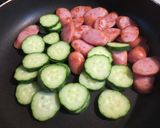 胡瓜とソーセージのオイスター炒め☆作り方3写真
