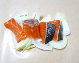 レンジで簡単！鮭と玉ねぎの味噌マヨ蒸し作り方4写真