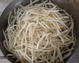 蓋付き容器でフリフリもやしナムル作り方2写真