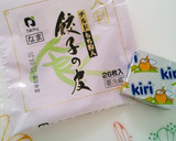 クリームチーズを餃子の皮で包み揚げぇ～作り方1写真