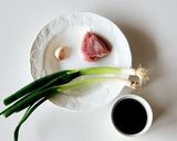 甜麺醤のみ！葱をのせた甘辛味の肉炒め作り方1写真