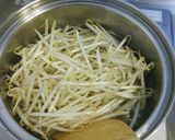 【激安レシピ】もやしと挽き肉の味噌汁作り方4写真