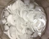 シャキッ！新玉ねぎ・絹さやの胡麻醤油和え作り方1写真