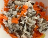 【離乳食後期】きのことにんじんの混ぜご飯作り方1写真