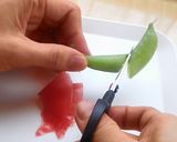 簡単飾り切り♪トマトで赤いスイートピー作り方3写真