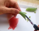 簡単飾り切り♪トマトで赤いスイートピー作り方4写真