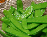 定番の味【さやえんどうの卵とじ】作り方1写真
